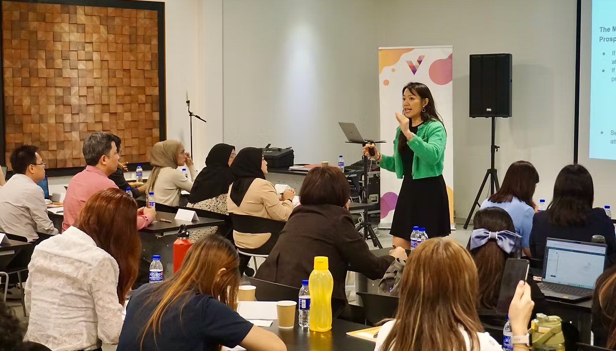 Stephanie Lam facilitating a live training session